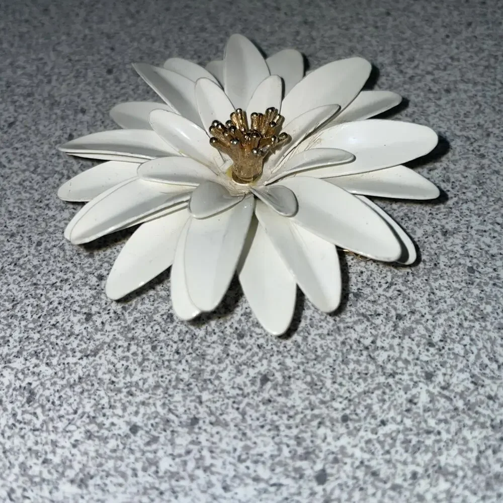 Vintage Crown Trifari Gold Tone White Enamel Daisy Pin Brooch 2.5” - Picture 3 of 6